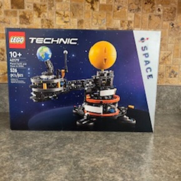 Unopened Lego Technic 42179 Space Age 10+ Planet Earth and Moon in Orbit 526pcs - Picture 2 of 6